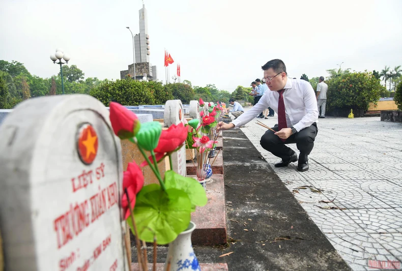 Đoàn công tác Báo Nhân Dân dâng hương Nghĩa trang liệt sĩ Triệu Phong -0