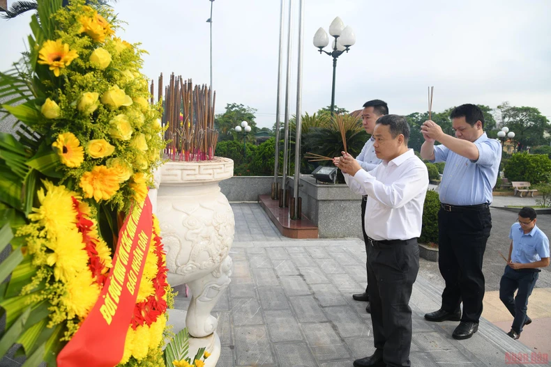 Đoàn công tác Báo Nhân Dân dâng hương Nghĩa trang liệt sĩ Triệu Phong -0