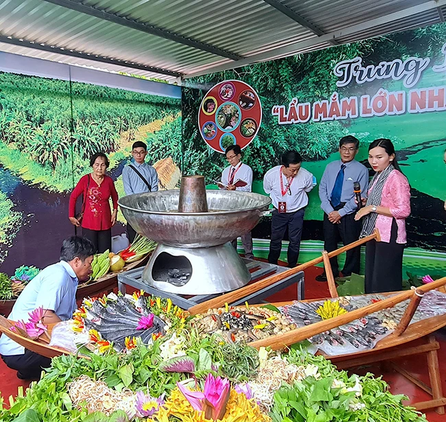 Xác lập tổ ong và lẩu mắm lớn nhất Việt Nam tại Cà Mau -0