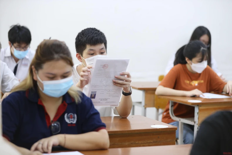 Phụ huynh mong Hà Nội sớm thông tin tuyển sinh hệ song bằng vào lớp 10 -0