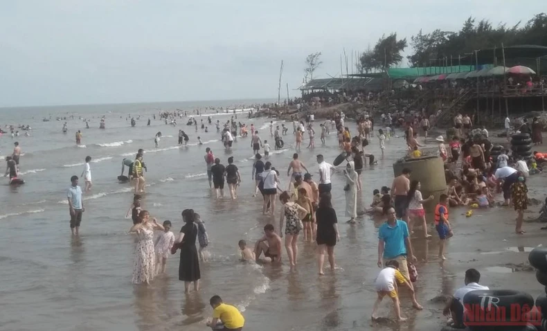 Hơn 10 nghìn người đổ về bãi biển cồn Vành ngày đầu kỳ nghỉ lễ -0