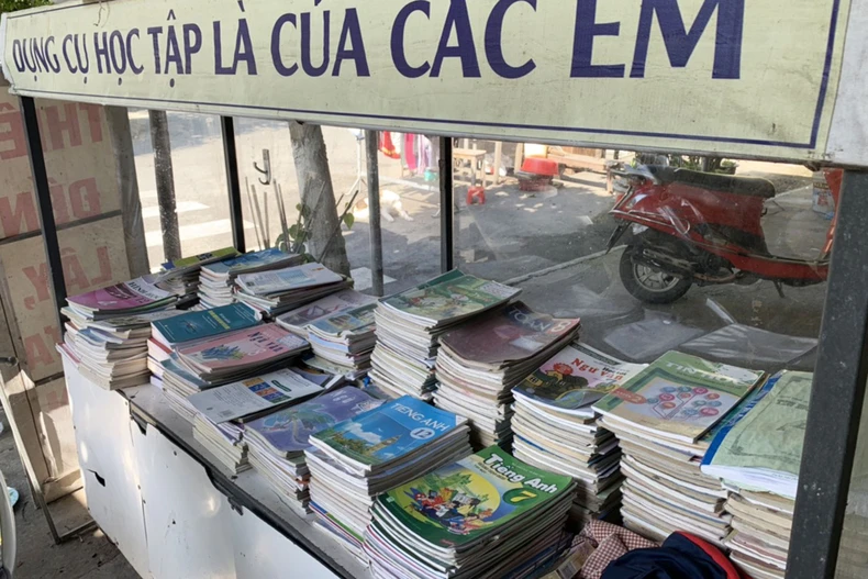 Tủ sách, tủ quần áo của chú Thu -0