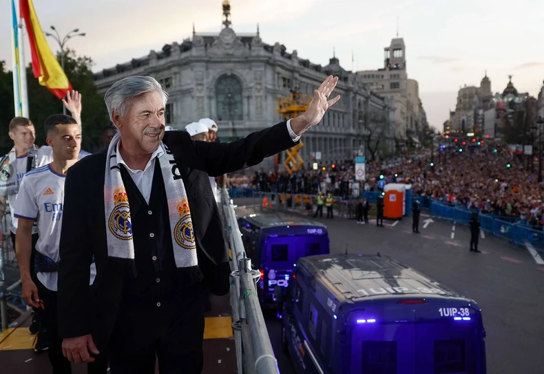 Cận cảnh “biển người” chào đón đương kim vô địch Real Madrid -0