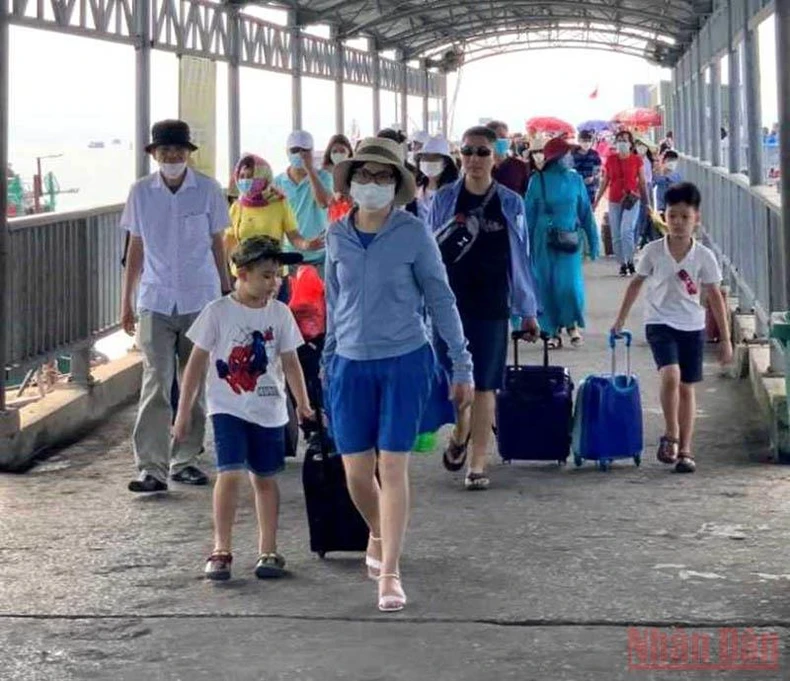Quảng Ninh đón hơn 300 nghìn lượt khách du lịch trong kỳ nghỉ lễ -0