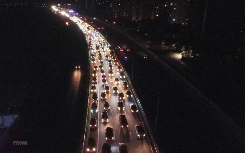 Người dân ùn ùn quay trở lại Hà Nội trong đêm do sợ tắc đường -0