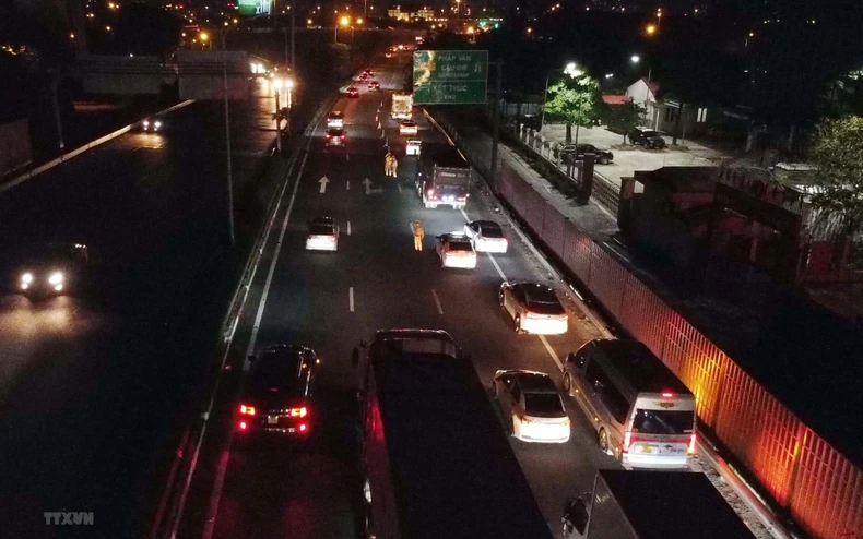 Người dân ùn ùn quay trở lại Hà Nội trong đêm do sợ tắc đường -1