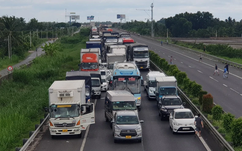 Xe tải chở nhớt bốc cháy trên cao tốc Trung Lương-Thành phố Hồ Chí Minh -0