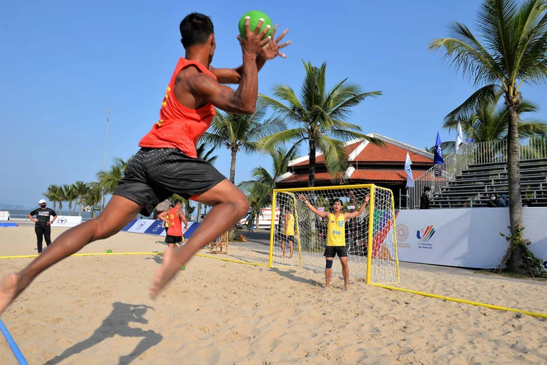 Bóng ném bãi biển nam tích cực luyện tập cho SEA Games -0
