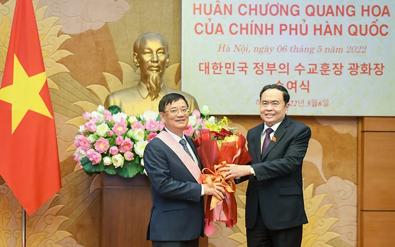 Nguyên Trưởng Ban Công tác đại biểu Trần Văn Túy đón nhận Huân chương Quang Hoa -0