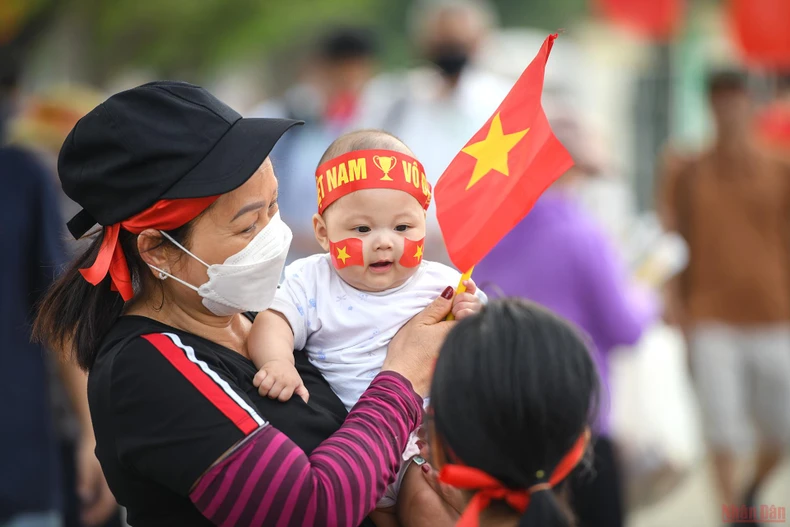 Cổ động viên Việt Nam khuấy động SVĐ Việt Trì trước giờ G -0