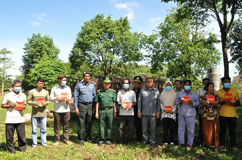 Tặng bò giống và học bổng cho các gia đình khó khăn tại Campuchia -0