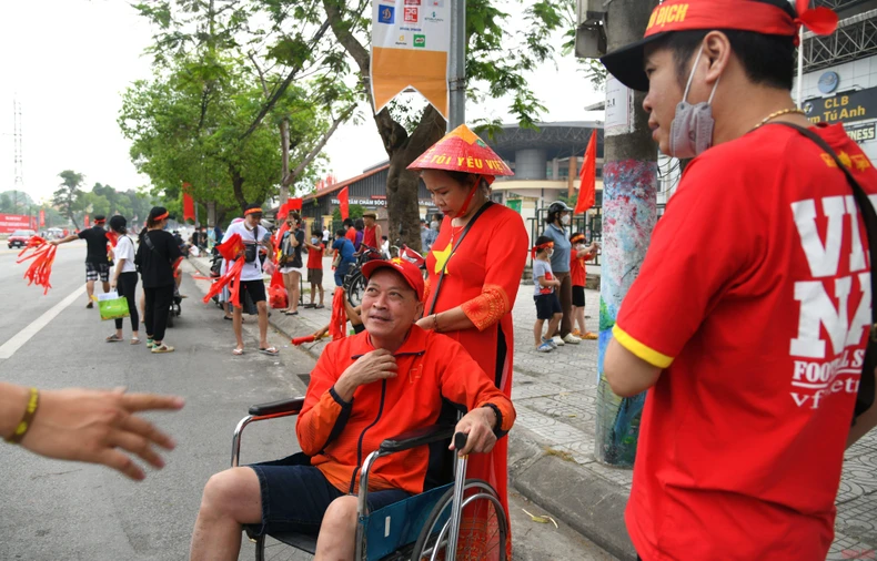 Cổ động viên Việt Nam đã sẵn sàng nhuộm đỏ chảo lửa Việt Trì -0