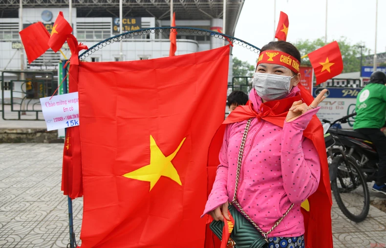 Cổ động viên Việt Nam đã sẵn sàng nhuộm đỏ chảo lửa Việt Trì -0