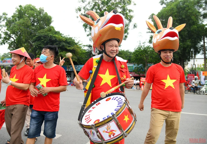 Hàng vạn cổ động viên