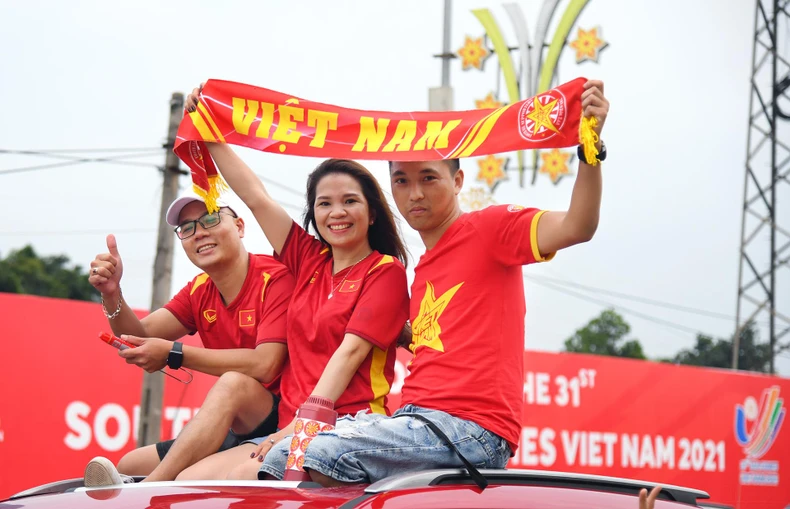 Hàng vạn cổ động viên