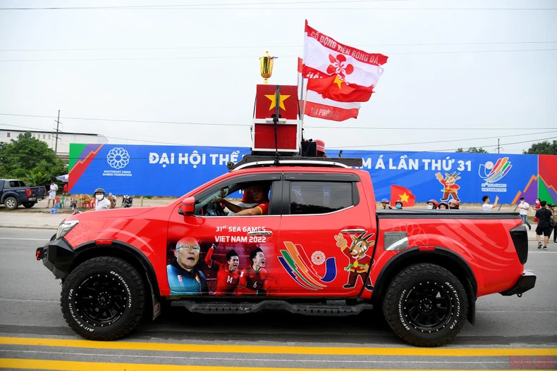 Hàng vạn cổ động viên