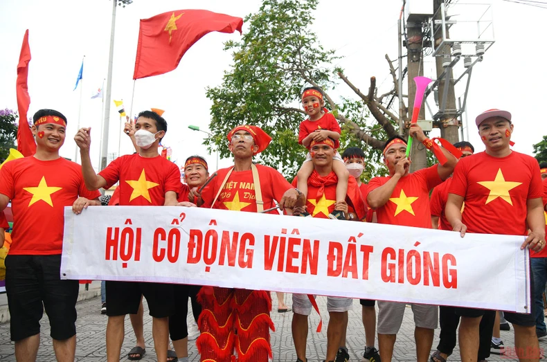 Hàng vạn cổ động viên