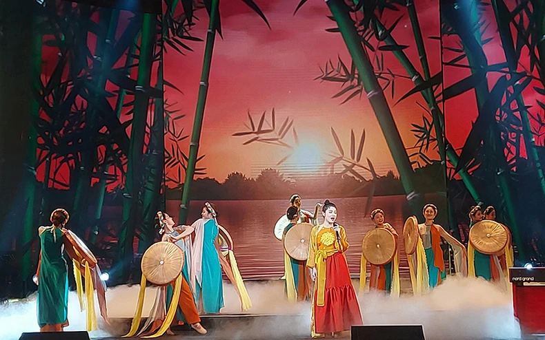 Nhà thơ Hữu Thỉnh vinh dự đón nhận Huân chương Độc lập hạng Nhì do Chủ tịch nước Nguyễn Xuân Phúc trao tặng -0