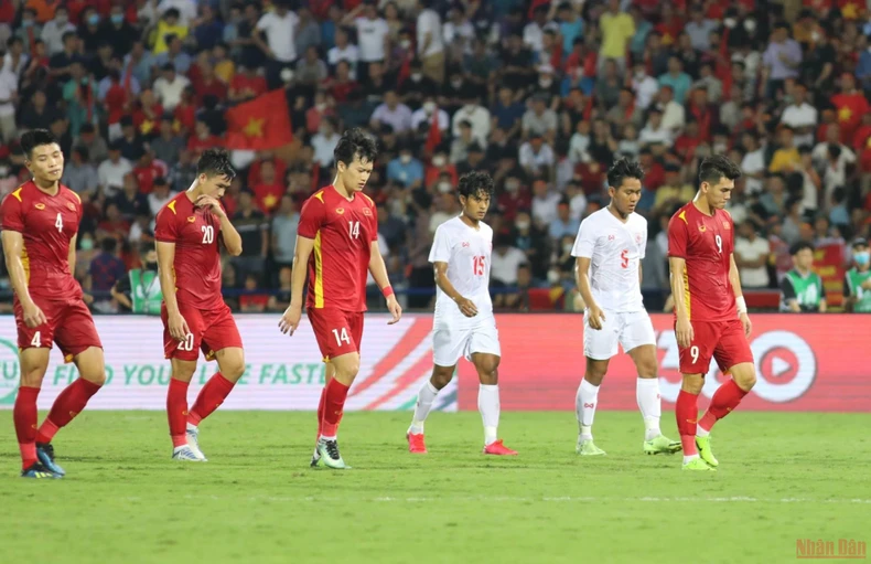 Hai đội ra sân nghỉ sau hiệp 1 không bàn thắng -0