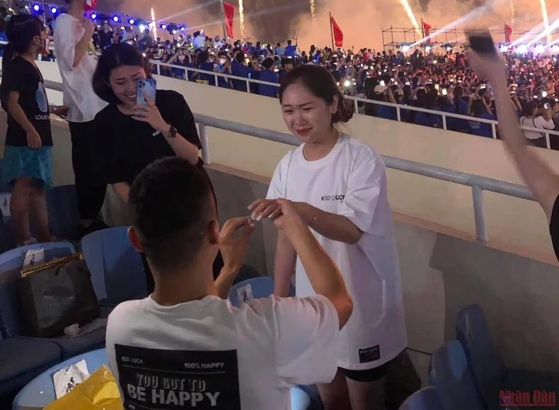 Màn cầu hôn “đặc biệt nhất” trong Lễ Khai mạc SEA Games 31 -0