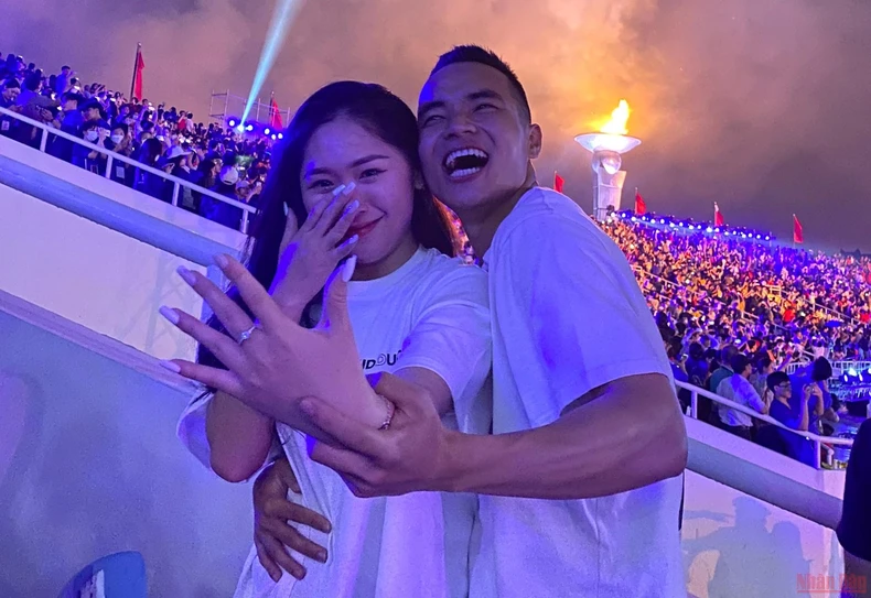 Màn cầu hôn “đặc biệt nhất” trong Lễ Khai mạc SEA Games 31 -0