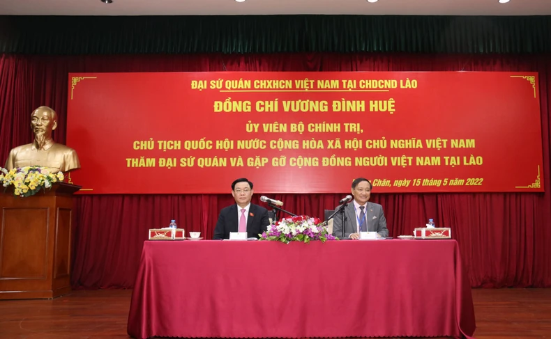 Chủ tịch Quốc hội Vương Đình Huệ gặp mặt cộng đồng người Việt Nam tại Lào -0