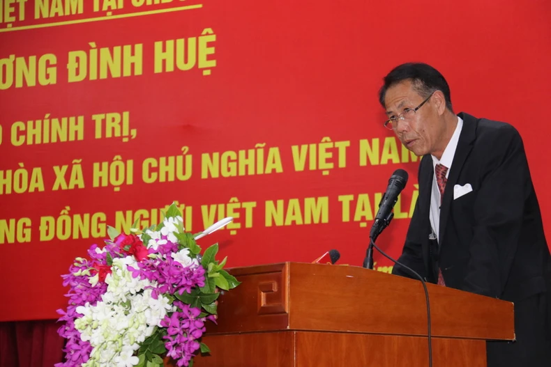 Chủ tịch Quốc hội Vương Đình Huệ gặp mặt cộng đồng người Việt Nam tại Lào -0