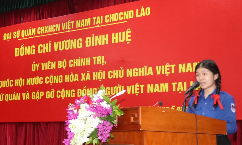 Chủ tịch Quốc hội Vương Đình Huệ gặp mặt cộng đồng người Việt Nam tại Lào -0