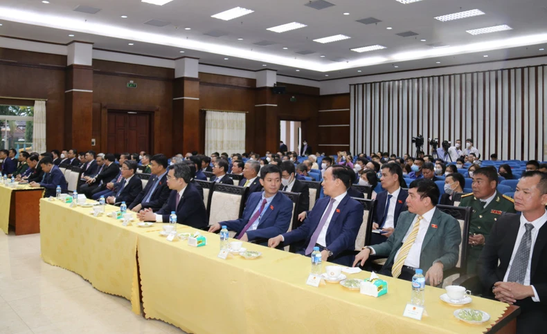 Chủ tịch Quốc hội Vương Đình Huệ gặp mặt cộng đồng người Việt Nam tại Lào -0