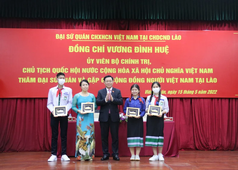 Chủ tịch Quốc hội Vương Đình Huệ gặp mặt cộng đồng người Việt Nam tại Lào -0