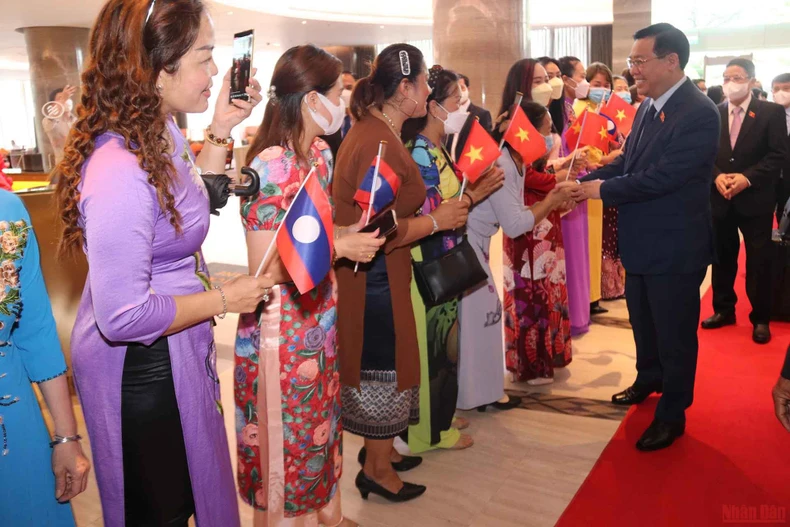 Chủ tịch Quốc hội Vương Đình Huệ gặp gỡ doanh nghiệp Việt Nam tại Lào -0
