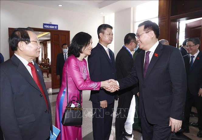 Chủ tịch Quốc hội Vương Đình Huệ thăm Đại sứ quán Việt Nam tại Lào -0