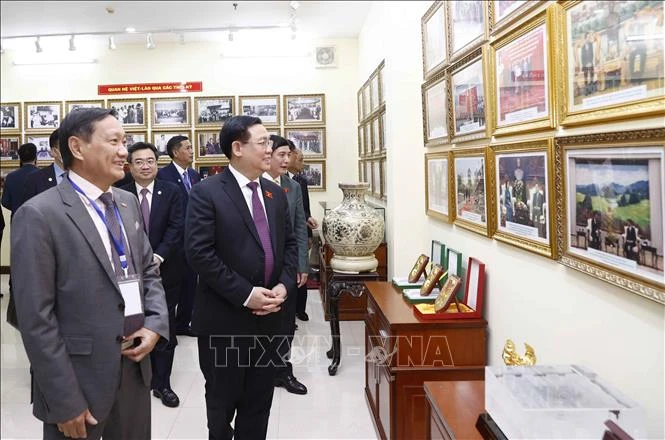 Chủ tịch Quốc hội Vương Đình Huệ thăm Đại sứ quán Việt Nam tại Lào -0