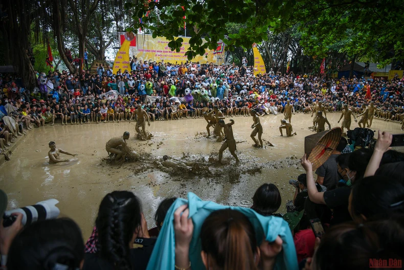Bắc Giang: Độc đáo thanh niên đóng khố “vật cầu bùn” -0