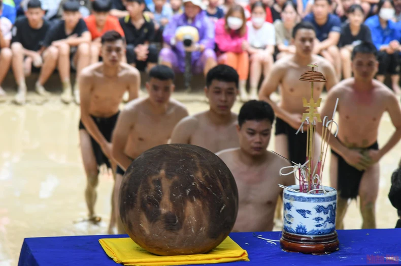 Bắc Giang: Độc đáo thanh niên đóng khố “vật cầu bùn” -0