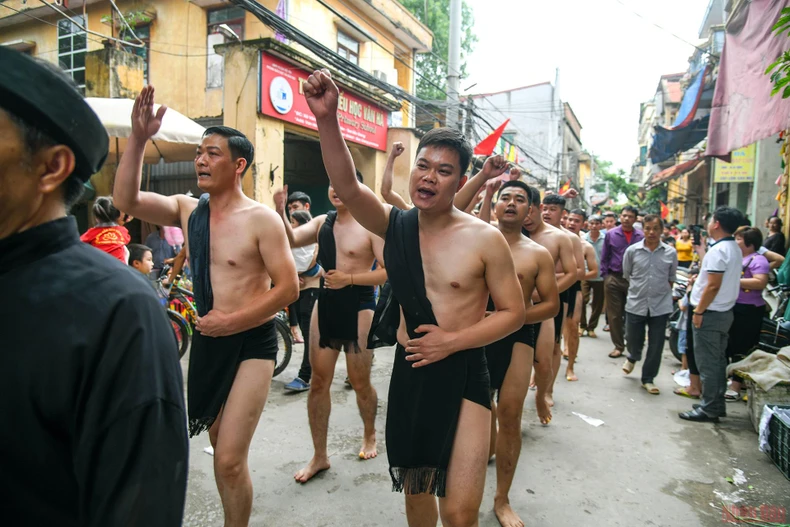 Bắc Giang: Độc đáo thanh niên đóng khố “vật cầu bùn” -0