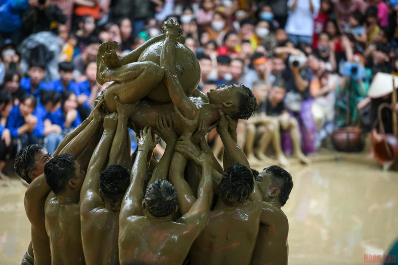Bắc Giang: Độc đáo thanh niên đóng khố “vật cầu bùn” -0