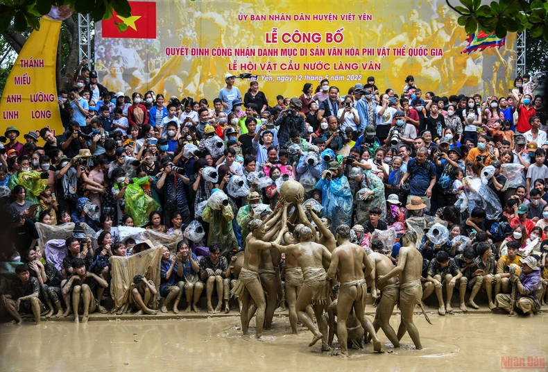 Bắc Giang: Độc đáo thanh niên đóng khố “vật cầu bùn” -0