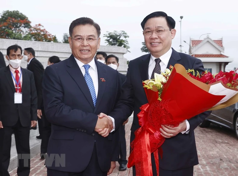 Chủ tịch Quốc hội Vương Đình Huệ hội đàm với Chủ tịch Quốc hội Lào -0