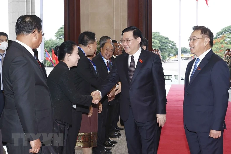 Chủ tịch Quốc hội Vương Đình Huệ hội đàm với Chủ tịch Quốc hội Lào -2
