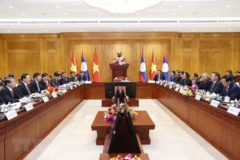 Chủ tịch Quốc hội Vương Đình Huệ hội đàm với Chủ tịch Quốc hội Lào -6