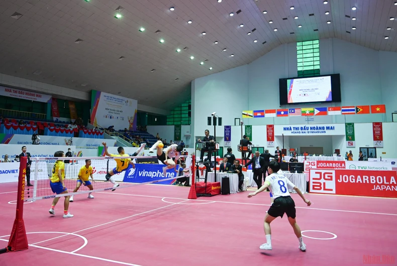 Vận động viên cầu mây phô diễn kỹ thuật tại đấu trường SEA Games 31 -0