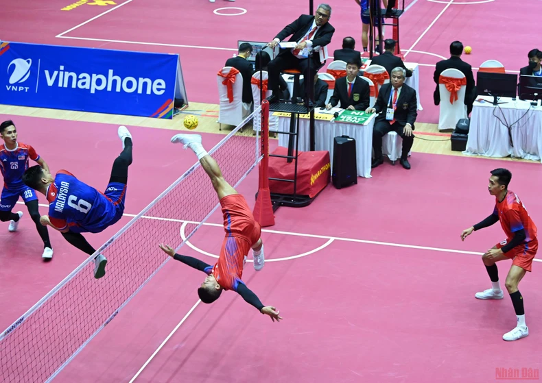 Vận động viên cầu mây phô diễn kỹ thuật tại đấu trường SEA Games 31 -0