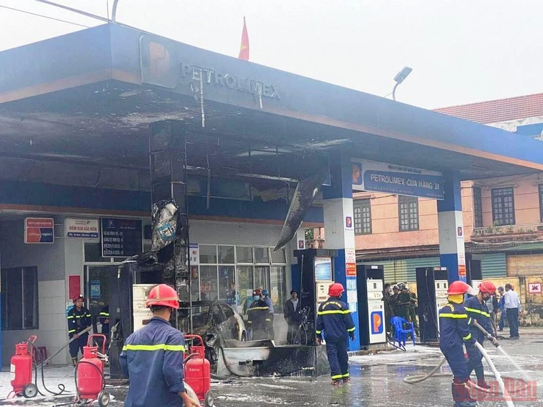Cháy xe ô-tô và cửa hàng xăng dầu tại Thừa Thiên Huế -0