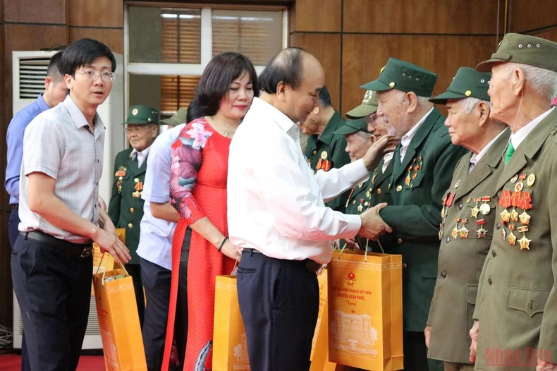 Chủ tịch nước Nguyễn Xuân Phúc tặng quà cựu chiến sĩ Điện Biên -0