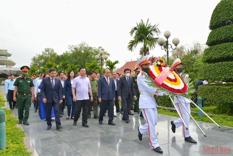 Chủ tịch nước Nguyễn Xuân Phúc tặng quà cựu chiến sĩ Điện Biên -0