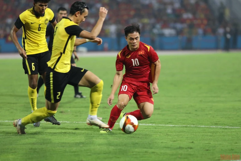 Các cầu thủ Việt Nam khó khăn tìm đường vào khung thành đối phương -0