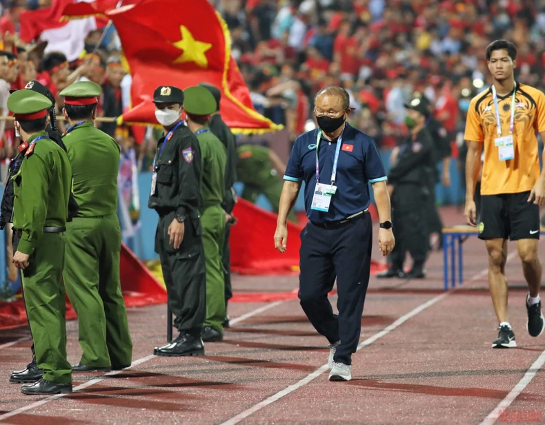 Thầy Park cùng học trò ra nghỉ sau 1 hiệp đấu 0 bàn thắng -0