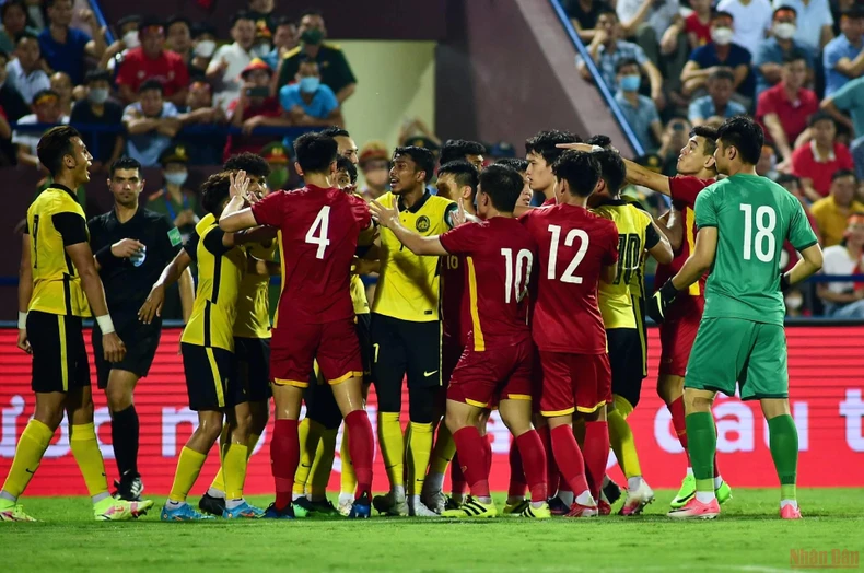 (Hiệp 2) U23 Việt Nam 0-0 U23 Malaysia: Văn Xuân rời sân bằng cáng -1