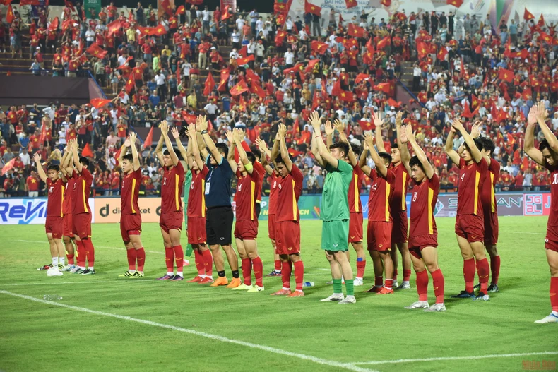 Cổ động viên Việt Nam vui mừng chiến thắng của đội tuyển U23 Việt Nam -0